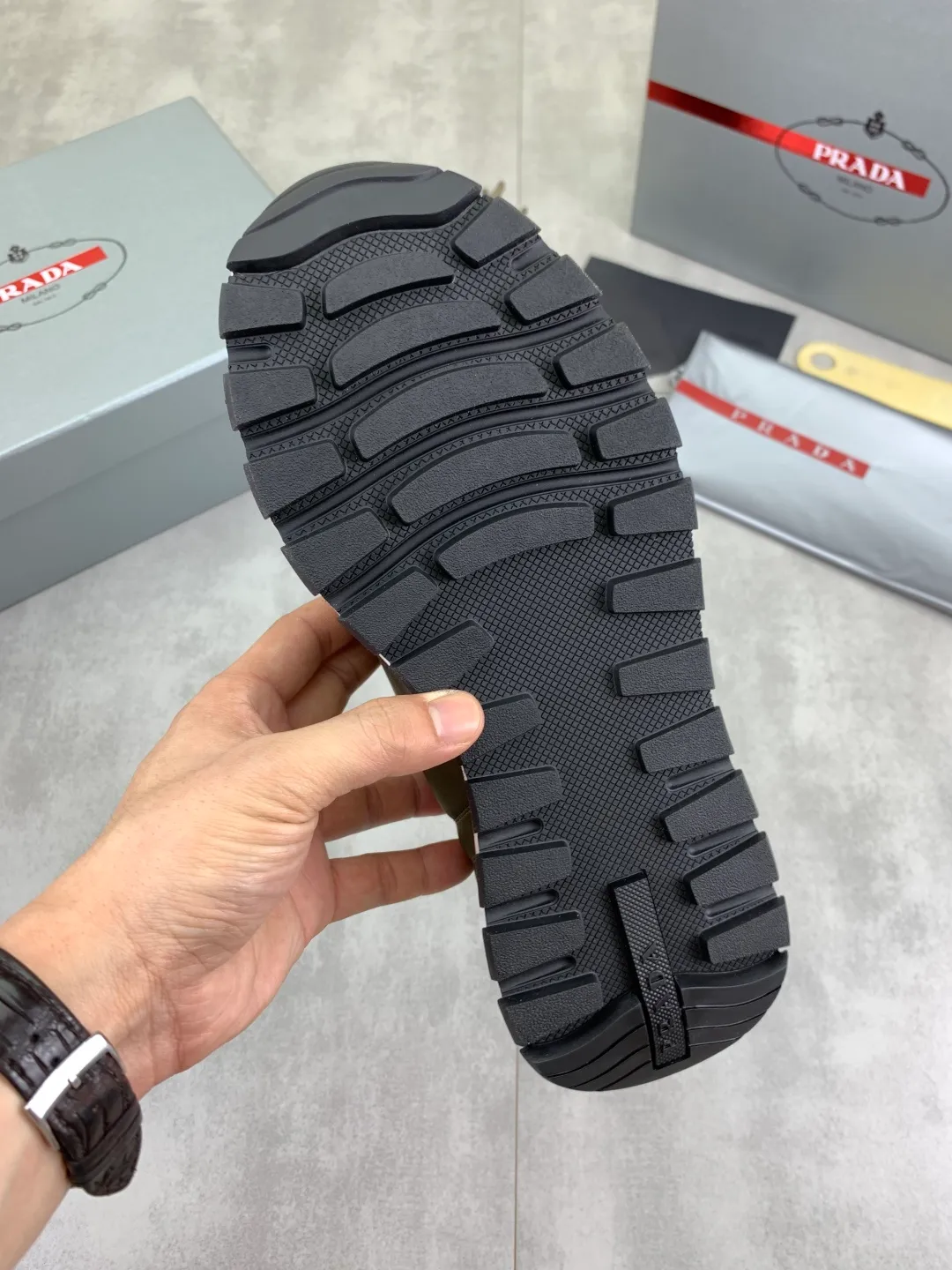 Men's shoes 💰P540 new (higher version) new PRADA (Prada) classic models are on the market at the same time, new men's shoes, 😘fabrics are selected from original imported calfskin. First layer of imported cowhide lining. The original version is awesome! 👍🏿Original open-molded non-slip PU outsole, with exquisite lines, simple and elegant, super comfortable and classy on foot, suitable for leisure travel. Code number: 38-45 (46 customized) 3️⃣ colors available